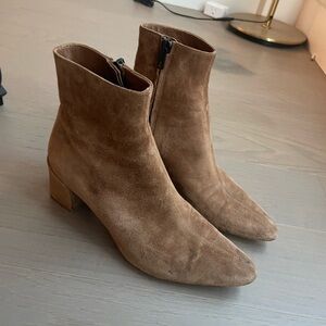 Vince 100% suede size 5.5 booties
